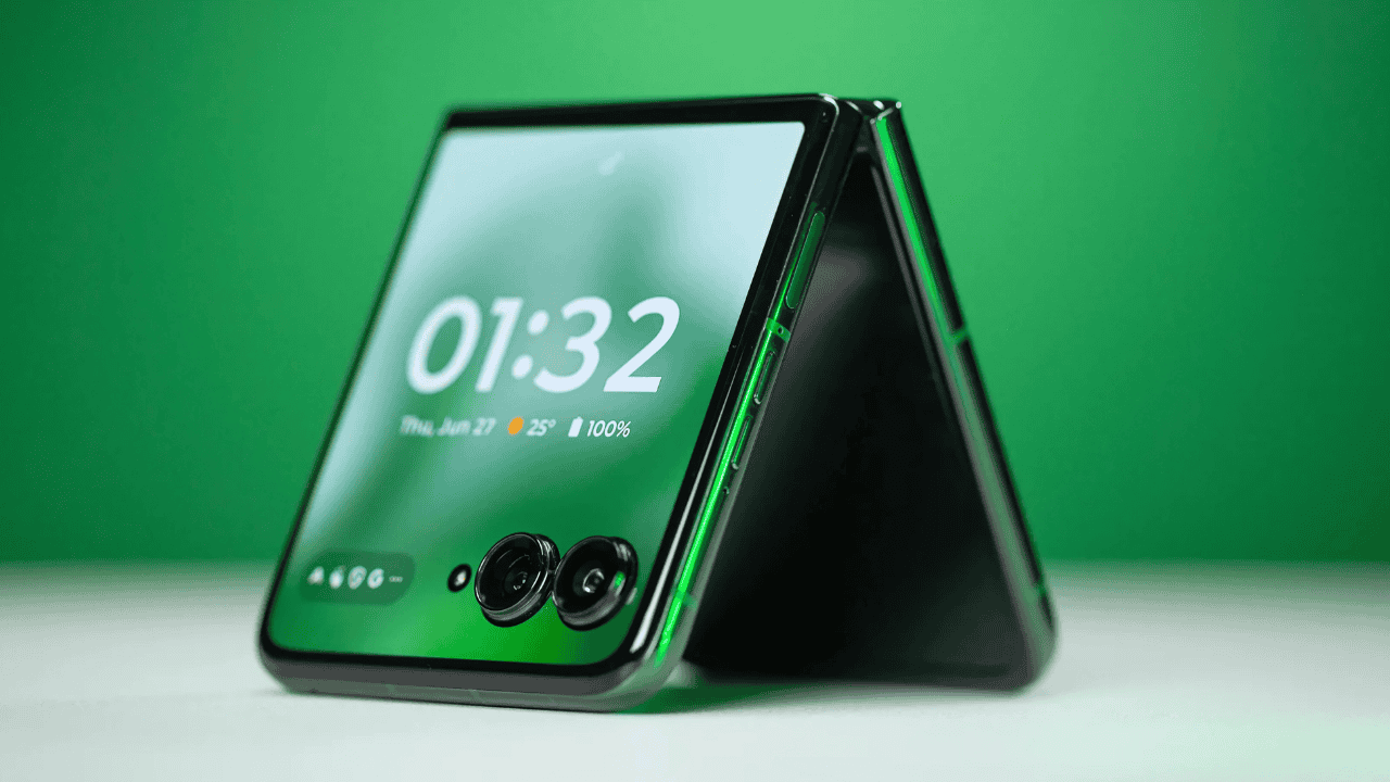 Motorola Razr Plus 2025 Unveils Sleek Foldable Design Sharp 50MP Zoom Camera And Compact 4000mAh Battery